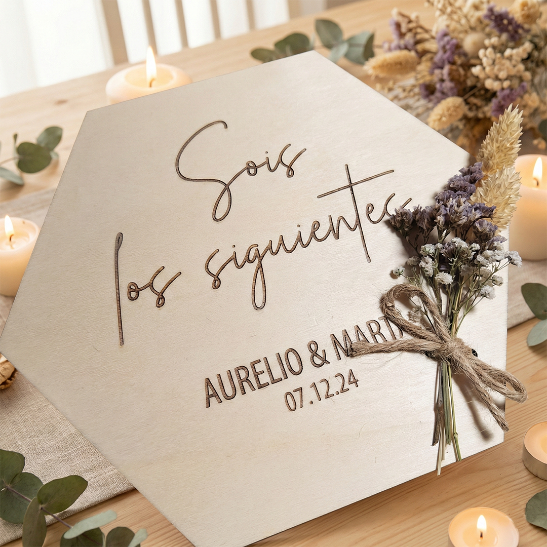 : placa sois los siguientes de madera personalizada con flores preservadas, nombres y fecha grabados